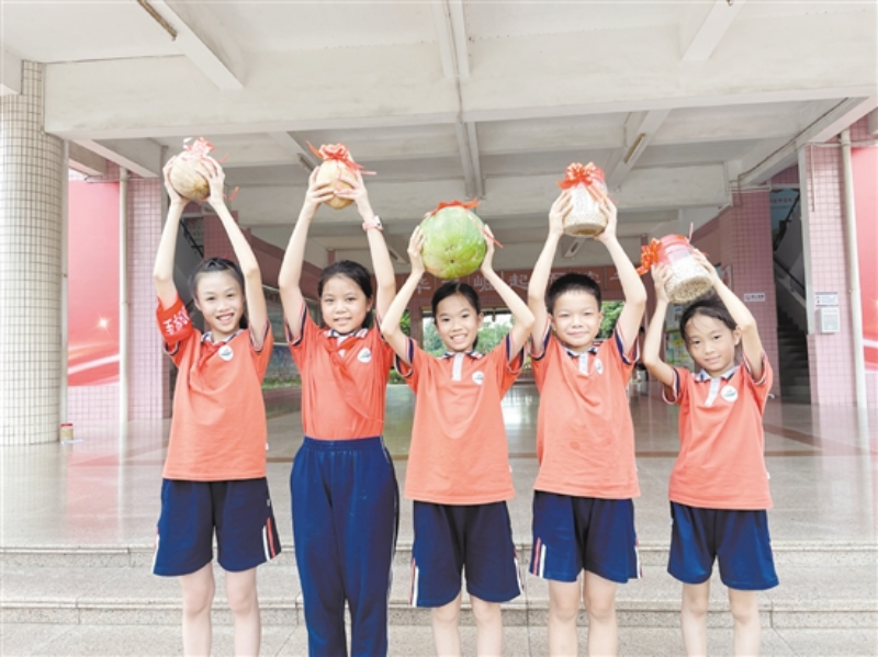 遠昌小學(xué)的期末獎品“金瓜”“銀瓜”暖心又“食”在。.jpg